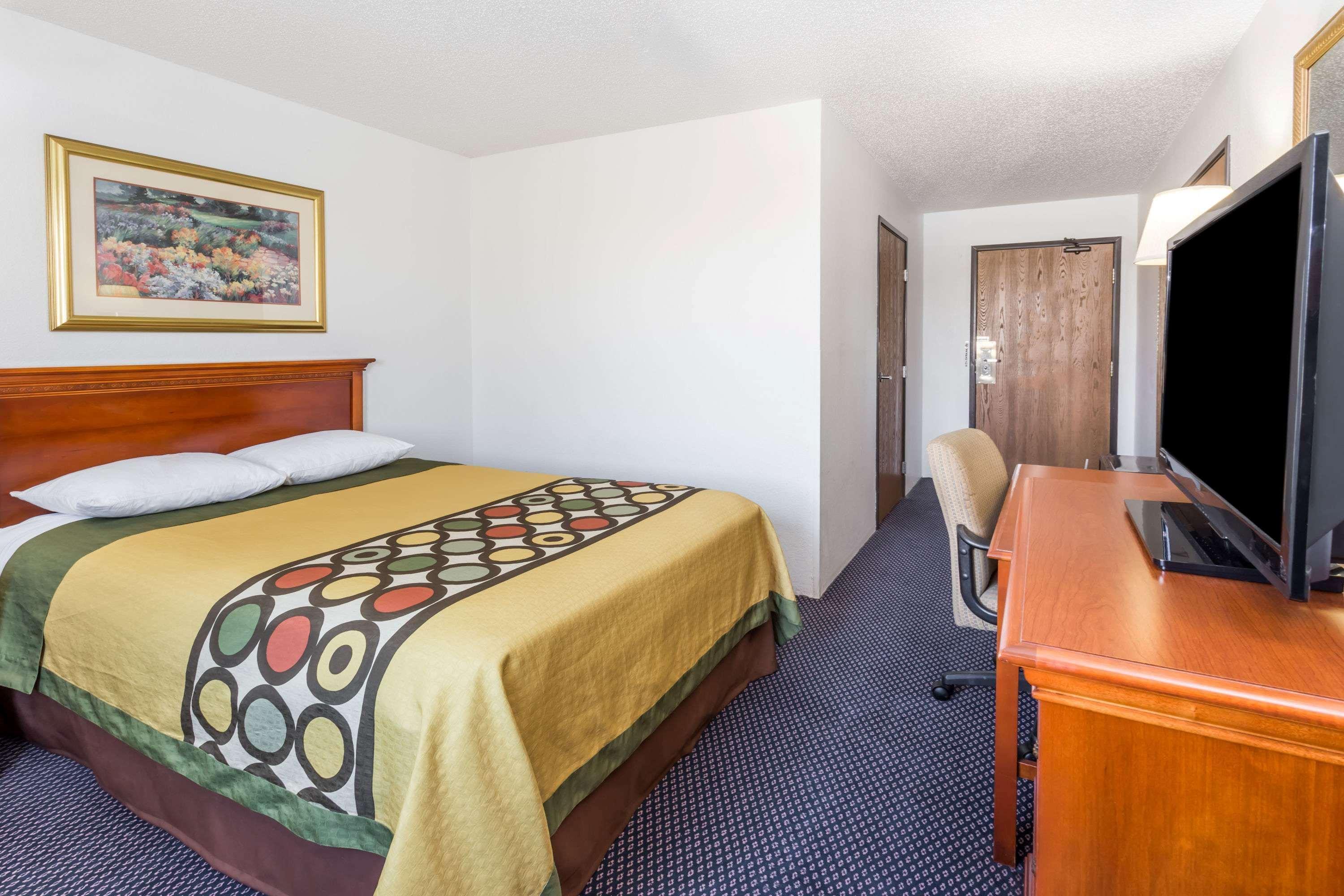 Super 8 By Wyndham Hotel *