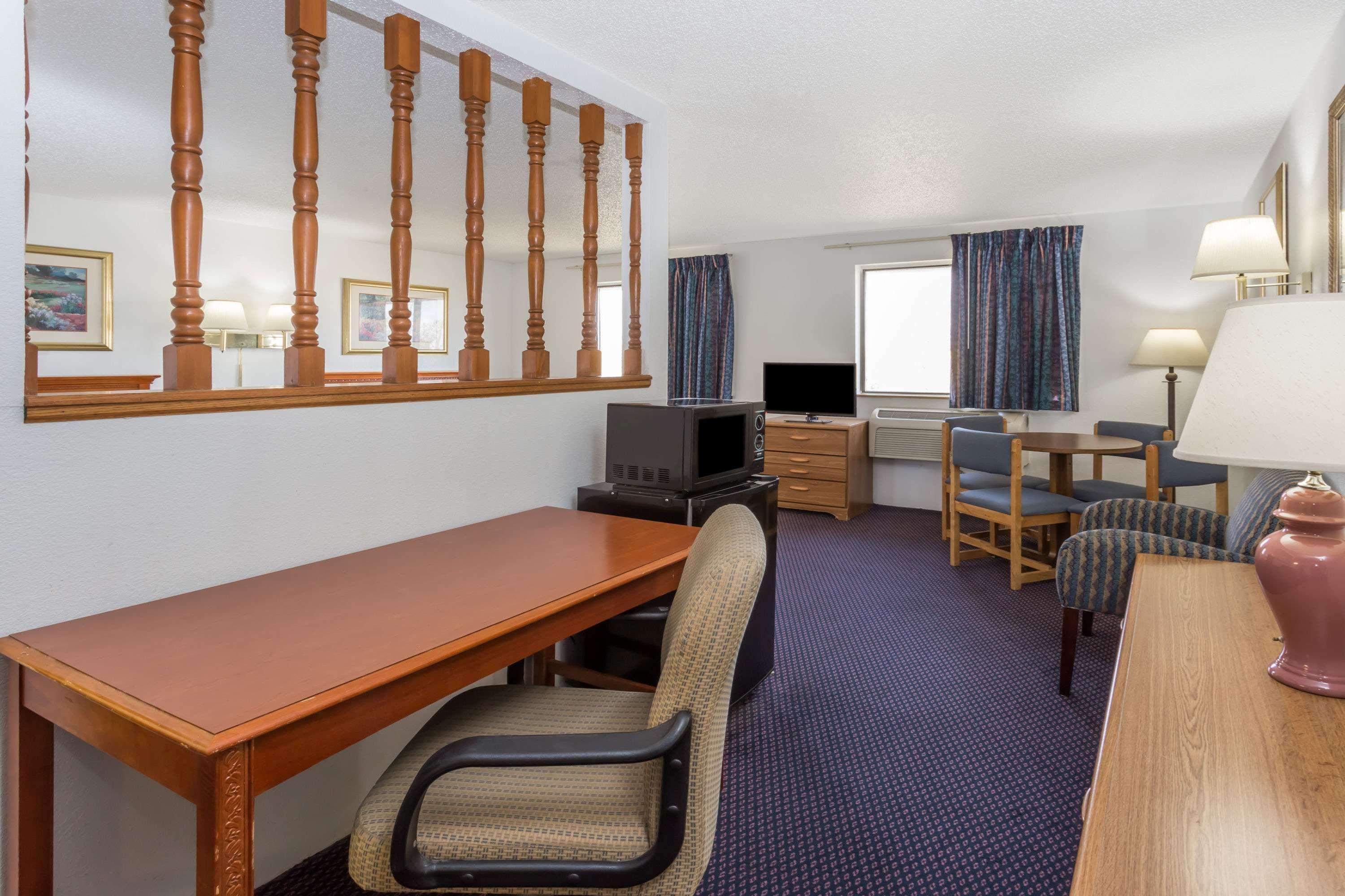 Super 8 By Wyndham Hotel